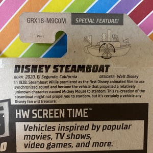 Puede incluir: Una caja de cart&oacute;n marr&oacute;n con una imagen en blanco y negro de un barco de vapor. La caja tiene el texto "Disney Steamboat" y "HW Screen Time". La caja es para un barco de vapor de juguete.