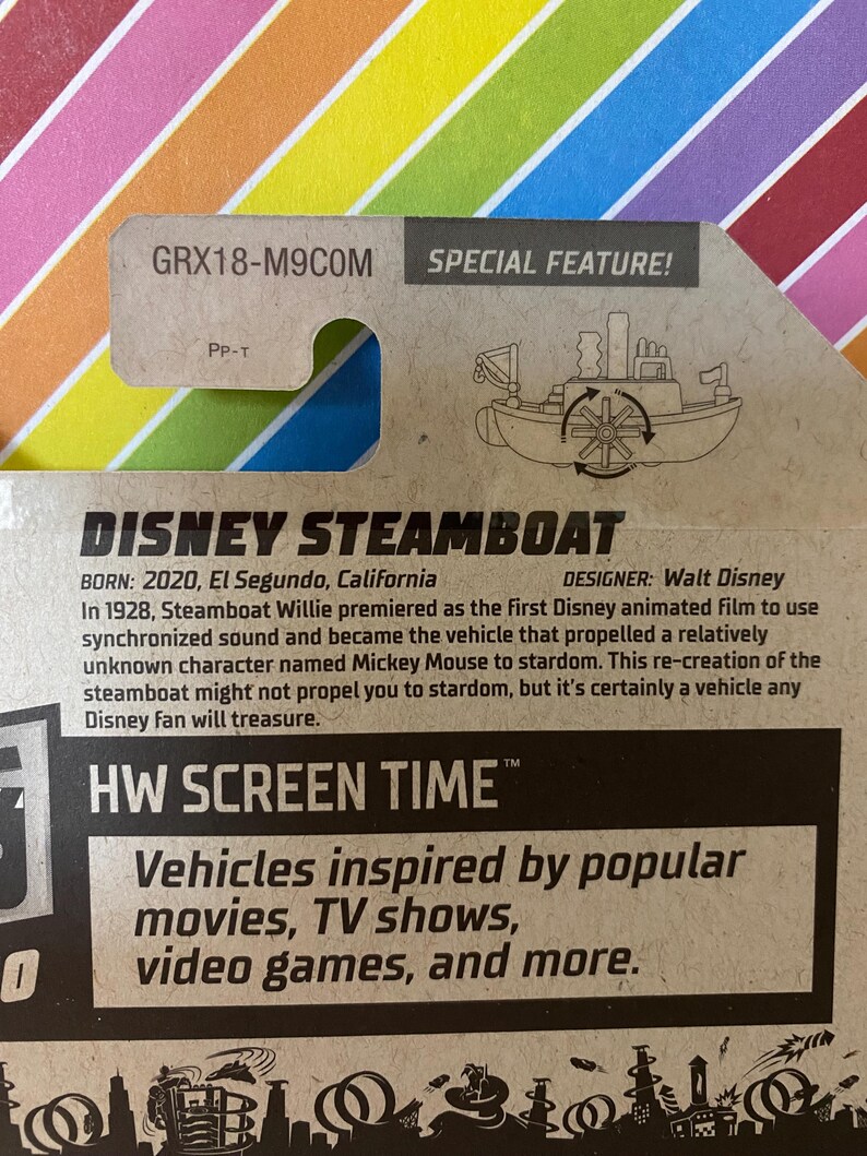 Puede incluir: Una caja de cart&oacute;n marr&oacute;n con una imagen en blanco y negro de un barco de vapor. La caja tiene el texto "Disney Steamboat" y "HW Screen Time". La caja es para un barco de vapor de juguete.