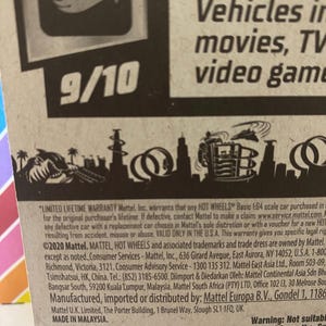 Puede incluir: Un coche de juguete Hot Wheels con un esquema de pintura rojo, blanco y azul. El coche est&aacute; sobre un fondo de cart&oacute;n con el texto "Hot Wheels" y "Disney". El coche es un modelo a escala 1:64 y forma parte de la serie "Vehicles in Movies, TV, Video Games".