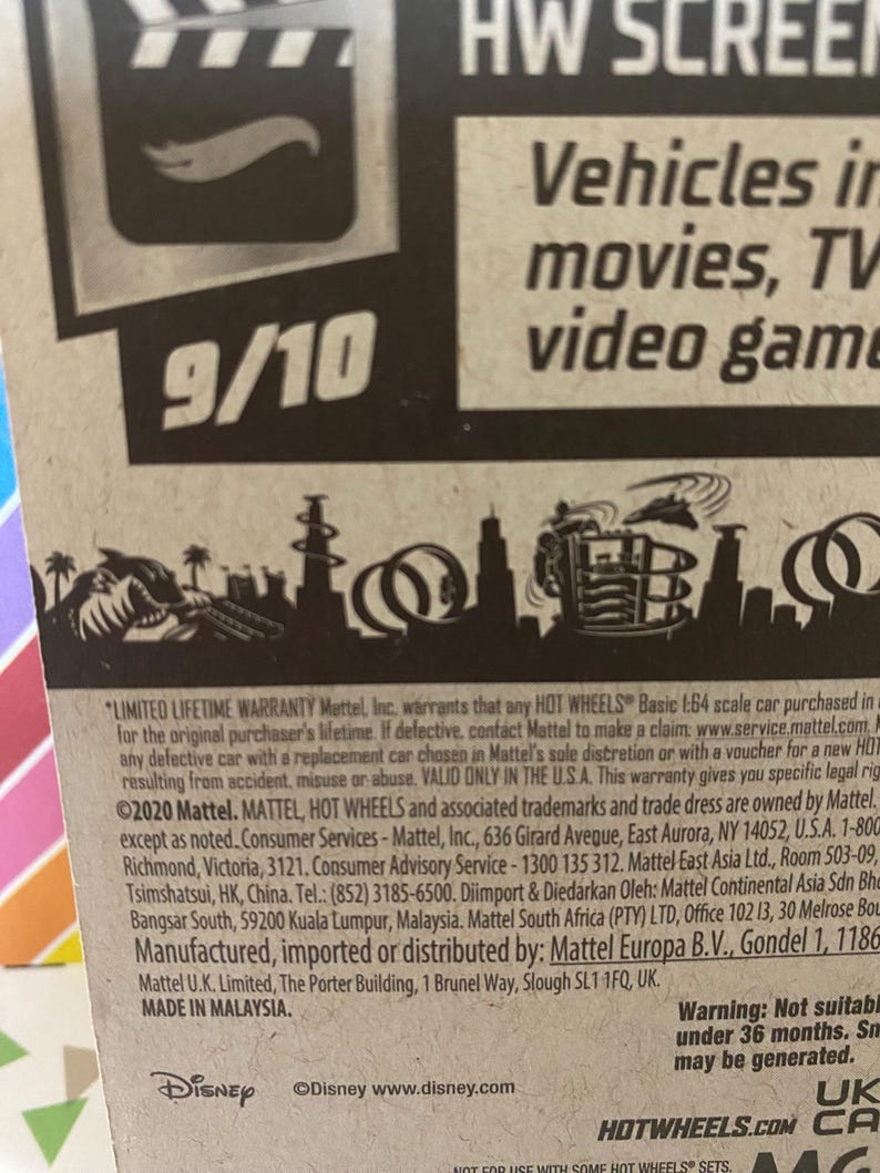 Puede incluir: Un coche de juguete Hot Wheels con un esquema de pintura rojo, blanco y azul. El coche est&aacute; sobre un fondo de cart&oacute;n con el texto "Hot Wheels" y "Disney". El coche es un modelo a escala 1:64 y forma parte de la serie "Vehicles in Movies, TV, Video Games".