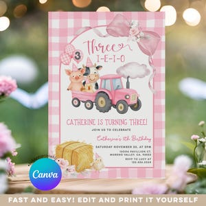 Puede incluir: Invitación de cumpleaños rosa y blanca a cuadros con un tractor rosa tirando de un vagón con un cerdo, una vaca y un pollo. La invitación dice "¡Catherine cumple tres años!" e incluye los detalles del evento.