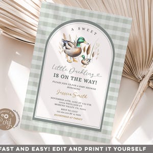 Op de afbeelding: Een groene en witte gingham baby shower uitnodiging met een aquarel illustratie van een moeder eend en een eendje. De tekst luidt "A Sweet Little Duckling Is On The Way!" met de datum, tijd en locatie van de babyshower.