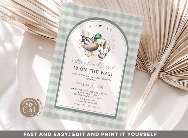 Op de afbeelding: Een groene en witte gingham baby shower uitnodiging met een aquarel illustratie van een moeder eend en een eendje. De tekst luidt "A Sweet Little Duckling Is On The Way!" met de datum, tijd en locatie van de babyshower.