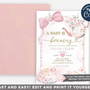 Puede incluir: Una invitaci&oacute;n a una fiesta de bienvenida al beb&eacute; con una tetera rosa y dorada, flores y un lazo rosa. El texto dice "A Baby is Brewing" e incluye la fecha y hora del evento. La invitaci&oacute;n est&aacute; decorada con un fondo de acuarela rosa y dorado.