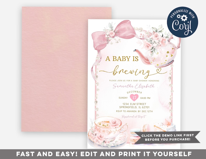 Puede incluir: Una invitaci&oacute;n a una fiesta de bienvenida al beb&eacute; con una tetera rosa y dorada, flores y un lazo rosa. El texto dice "A Baby is Brewing" e incluye la fecha y hora del evento. La invitaci&oacute;n est&aacute; decorada con un fondo de acuarela rosa y dorado.