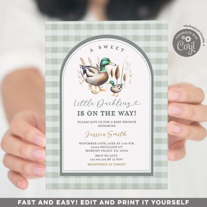 Op de afbeelding: Een groene en witte babyshower-uitnodiging met een ruitjespatroon. De uitnodiging bevat een aquarel-illustratie van twee eenden, een grote en een kleine, met de tekst "A Sweet Little Duckling Is On The Way!" De uitnodiging bevat ook de datum, tijd en locatie van de babyshower, evenals de naam van de te eren persoon, Jessica Smith.