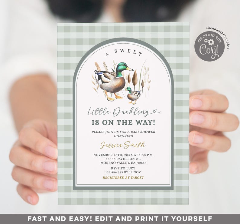 Op de afbeelding: Een groene en witte babyshower-uitnodiging met een ruitjespatroon. De uitnodiging bevat een aquarel-illustratie van twee eenden, een grote en een kleine, met de tekst "A Sweet Little Duckling Is On The Way!" De uitnodiging bevat ook de datum, tijd en locatie van de babyshower, evenals de naam van de te eren persoon, Jessica Smith.