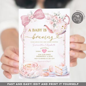 Puede incluir: Una invitaci&oacute;n de baby shower rosa y dorada con un dise&ntilde;o de tetera y taza de t&eacute;. El texto dice "A Baby is Brewing" e incluye el nombre Samantha Elizabeth, la fecha 17 de diciembre y la hora 4:00 PM. La invitaci&oacute;n tambi&eacute;n incluye la direcci&oacute;n 1234 Elm Street, Springfield, IL 62701 y la informaci&oacute;n de RSVP.