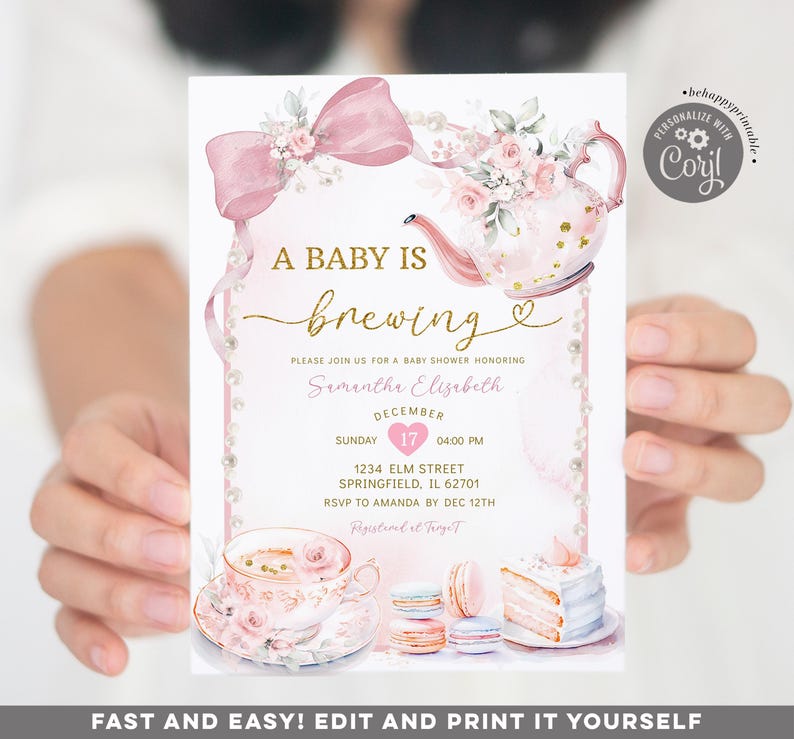 Puede incluir: Una invitaci&oacute;n de baby shower rosa y dorada con un dise&ntilde;o de tetera y taza de t&eacute;. El texto dice "A Baby is Brewing" e incluye el nombre Samantha Elizabeth, la fecha 17 de diciembre y la hora 4:00 PM. La invitaci&oacute;n tambi&eacute;n incluye la direcci&oacute;n 1234 Elm Street, Springfield, IL 62701 y la informaci&oacute;n de RSVP.