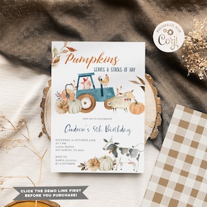 Może przedstawiać: Zaproszenie urodzinowe z akwarelową ilustracją dyni, niebieskiego traktora z świnią i kurczakiem oraz krowy w czapeczce. Tekst brzmi "Pumpkins, Leaves & Stacks of Hay" i "Andrew's 5th Birthday".