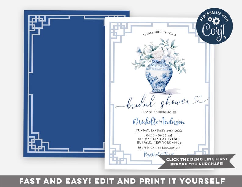 Puede incluir: Una invitaci&oacute;n de ducha nupcial azul y blanca con un jarr&oacute;n azul y blanco con flores blancas. La invitaci&oacute;n dice "Por favor, &uacute;nase a nosotros para una ducha nupcial en honor a la futura novia Michelle Anderson" e incluye la fecha, la hora, la ubicaci&oacute;n y la informaci&oacute;n de RSVP.