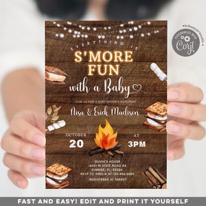 以下が含まれることがあります： 素朴な木材の背景を持つベビーシャワーの招待状。「Everything is S'more Fun with a Baby」と書かれています。招待状には、スモア、キャンプファイヤー、イベントの日時などのイラストが含まれています。