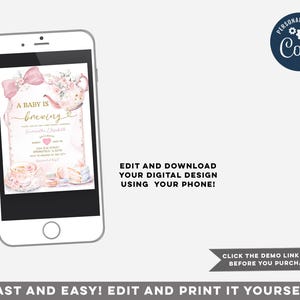 Puede incluir: Una invitaci&oacute;n digital imprimible para una fiesta de bienvenida al beb&eacute; con un dise&ntilde;o de taza de t&eacute; y tetera rosa y dorada. El texto dice "Un beb&eacute; est&aacute; en camino" e incluye el nombre "Samantha Claire".