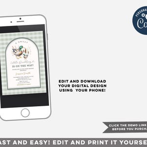 Op de afbeelding: Een digitale, afdrukbare babyborrel-uitnodiging met een groen-witte ruitjesachtergrond. De uitnodiging bevat een aquarel-illustratie van twee eenden met de tekst "A Sweet Little Duckling is on the Way!" en de tekst "Personaliseer met Coryl".