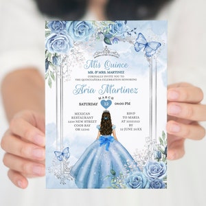 Invito modificabile per la principessa messicana blu polvere Quinceañera, invito floreale blu polvere farfalla dolce per il 15° compleanno glitter argento S396