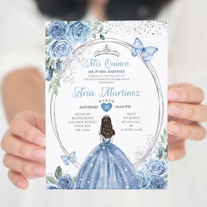 Elegante Staubblaue mexikanische Mädchen-Prinzessin Quinceamaßa-Einladung, Staubige blaue Schmetterlings-geblümte süße 15.Geburtstags-Silber-Glitzer-Einladung S396