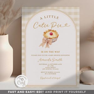 Editável Um pouco de Cutie Pie está a caminho Convite para chá de bebê cereja Pastel Laranja Gingham, Cute Girl Pie Convite neutro em termos de gênero, S560