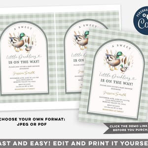 Op de afbeelding: Een baby shower uitnodiging met een groene en witte ruitjesachtergrond. De uitnodiging bevat een aquarel illustratie van een eend en eendje met de tekst "A Sweet Little Duckling is on the Way!" en de naam "Jessie Smith".