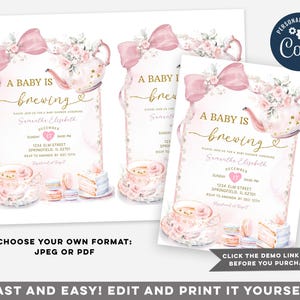 Puede incluir: Una invitaci&oacute;n de baby shower rosa y dorada con una tetera, tazas de t&eacute;, macarons y pastel. La invitaci&oacute;n dice "A Baby is Brewing" e incluye el nombre "Samantha Elizabeth".