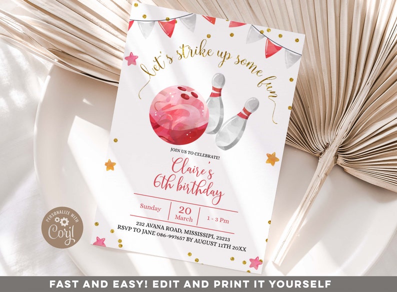 Puede incluir: Una invitaci&oacute;n de cumplea&ntilde;os de tem&aacute;tica de bolos rosa y blanca con estrellas doradas y confeti. La invitaci&oacute;n dice "Let's strike up some fun" e incluye el texto "Join us to celebrate Claire's 6th birthday". La invitaci&oacute;n tambi&eacute;n incluye la fecha y la hora de la fiesta, as&iacute; como la direcci&oacute;n y la informaci&oacute;n de RSVP.
