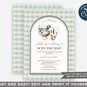 Op de afbeelding: Een baby shower uitnodiging met een groene en witte ruitjesachtergrond. De uitnodiging bevat een aquarel illustratie van twee eenden, een groter dan de andere, met de tekst "A Sweet Little Duckling is on the Way!" en de naam "Jessier Smith".