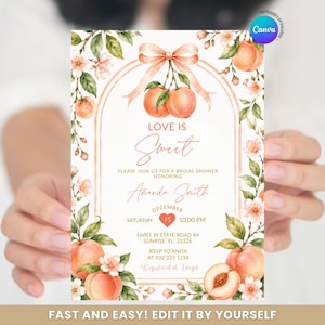 Puede incluir: Una tarjeta de invitación rectangular para despedida de soltera con un borde de acuarela de melocotones y flores, y una ilustración central de melocotones con un lazo. El texto dice: LOVE IS Sweet, PLEASE JOIN US FOR A BRIDAL SHOWER HONORING Amanda Smith.