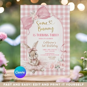 Może przedstawiać: Różowo-białe zaproszenie w kratkę z napisem "Some Bunny Is Turning Three!". Zawiera ilustrację królika w tutu i kokardzie. Zaproszenie zawiera szczegóły wydarzenia i informacje RSVP.