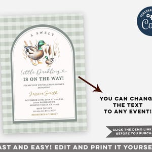 Op de afbeelding: Een babyborrel uitnodiging met een groen en wit ruitjespatroon en een aquarel illustratie van twee eenden. De tekst luidt "A Sweet Little Duckling is on the Way!" en bevat details over het evenement, zoals de datum, tijd, locatie en RSVP-informatie.