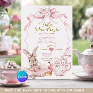Könnte beinhalten: Eine rosa-goldene Einladung zum 5. Geburtstag. Die Einladung zeigt ein Häschen mit Tutu, das eine Teetasse hält, und eine Teekanne mit floralen Akzenten. Der Text enthält "Let's Darter", "Josephine's 5th Birthday" und Veranstaltungsdetails.