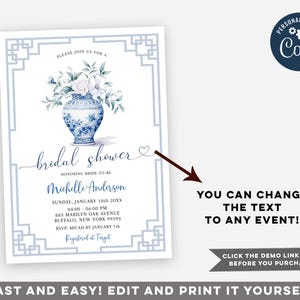 Puede incluir: Una invitaci&oacute;n de ducha nupcial azul y blanca con un jarr&oacute;n de flores y un dise&ntilde;o estampado azul y blanco. El texto de la invitaci&oacute;n dice "Por favor, &uacute;nase a nosotros para una ducha nupcial en honor a la futura novia Michelle Anderson".