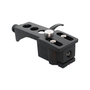 Könnte beinhalten: Schwarzer Tonarm mit einem silbernen Einstellknopf und einer schwarzen Tonabnehmerkapsel. Der Tonarm ist für einen Plattenspieler konzipiert.