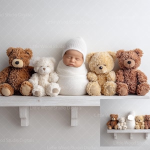Puede incluir: Un bebé recién nacido envuelto en una manta y gorro blancos, entre cuatro osos de peluche de varios tonos de marrón y crema. Los osos y el bebé están colocados en una estantería de madera blanca sobre un fondo gris claro.