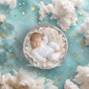 Puede incluir: Un bebé recién nacido durmiendo en una cesta blanca sobre un fondo azul y blanco con estrellas doradas. El bebé lleva un atuendo de punto blanco. El texto "Little Wood Studio Digitals" es visible en la parte inferior central de la imagen.