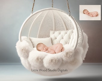 Op de afbeelding: Een pasgeboren baby slaapt vredig in een witte, hangende eierstoel. De stoel is versierd met pluizig wit bont en kussens. De afbeelding bevat een kleinere inzet van de baby op een witte deken. De tekst "Little Wood Studio Digitals" staat onderaan.