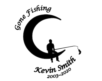 Peut inclure: Silhouette noire et blanche d'une personne pêchant depuis un croissant de lune avec le texte "Gone Fishing" au-dessus et "Kevin Smith 2003-2020" en dessous.