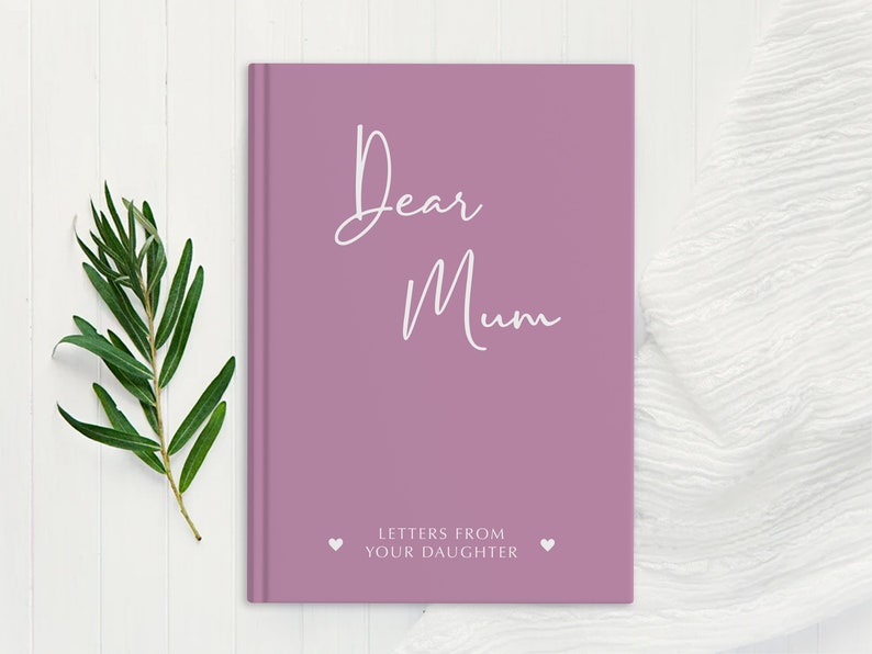 Pu&ograve; includere: Un diario color malva con il testo "Dear Mum" in scrittura bianca e le parole "Letters from your daughter" in bianco con due piccoli cuori.