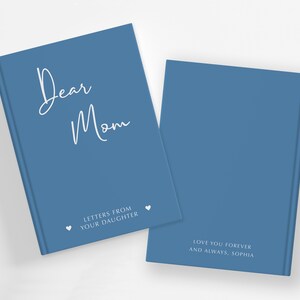 Pu&ograve; includere: Un diario con copertina rigida blu con il testo "Dear Mom" in corsivo bianco. La copertina anteriore ha anche il testo "Letters from your daughter" e due piccoli cuori bianchi. La copertina posteriore ha il testo "Love you forever and always, Sophia" in bianco.