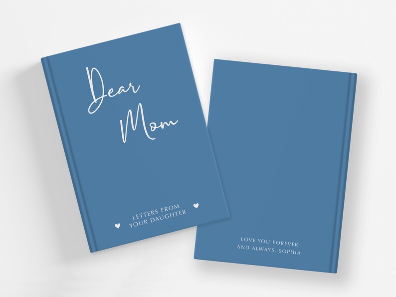 Pu&ograve; includere: Un diario con copertina rigida blu con il testo "Dear Mom" in corsivo bianco. La copertina anteriore ha anche il testo "Letters from your daughter" e due piccoli cuori bianchi. La copertina posteriore ha il testo "Love you forever and always, Sophia" in bianco.