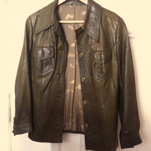 So cool! 70s leather jacket in dark/ olive green! Size M, good vintage condition!