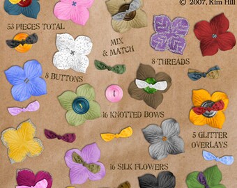 Puede incluir: Una colección de 53 adornos de flores de seda, que incluyen 16 flores de seda, 16 lazos anudados, 8 botones, 8 hilos y 5 superposiciones de purpurina. Los adornos son de varios colores, incluidos rojo, rosa, azul, verde, amarillo y morado. El texto "SEXY SILK FLOWERS Element Pack © 2007, Kim Hill" está impreso en el fondo de papel marrón.