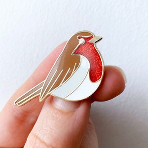 Robin enamel pin badge, bird badge, cute enamel pin - A lovely pin thats makes a great gift or a treat for yourself
