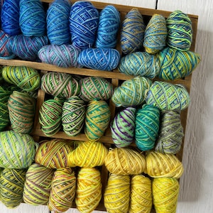 Mini gomitoli di filato, Lotto di filato di cotone per lavori artigianali, Mini gomitoli fatti a mano, Regalo per chi ama la maglia, Regalo per chi ama l'uncinetto, Filati blu, verdi e gialli