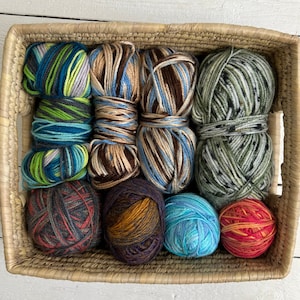 Zestaw Variegated DK Yarn Destash: kolorowe włóczki do rękodzieła (1,33 funta)