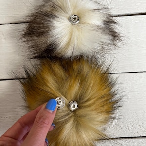 Pompons de pele sintética por atacado: estilo guaxinim de 7 a 8 polegadas com fecho de pressão (50 unidades)