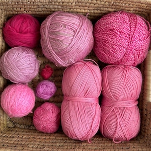 Geassorteerde roze garenpartij, Destash-garendoos, roze bundel wol en katoengaren, cadeau voor haker, cadeau voor breier, roze garen cadeau voor knutselen