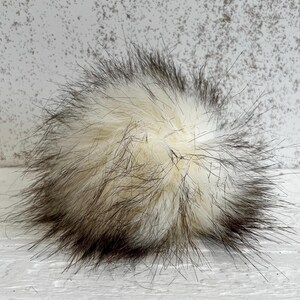 Pompom de pele sintética: 18-20 cm estilo guaxinim com fecho de pressão - acessório para gorro de tricô e crochê