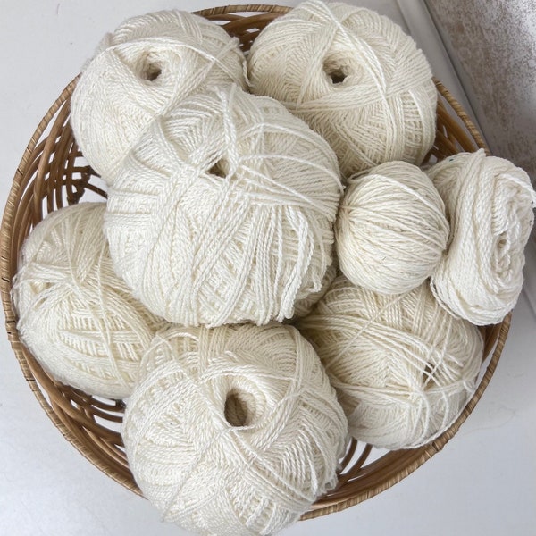 Écheveaux de laine blanche, lot de laine de poids sport, lot de laine naturelle, lot de laine Destash - 1 seul jeu est disponible. Cadeau pour crocheteuse.