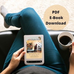Könnte beinhalten: Eine Person liest ein E-Book auf einem Tablet. Das E-Book-Cover zeigt ein farbenfrohes Design und den Text "African Print Fabrics Crazy Patchwork Cushions Get Creatively Inspired". Der Text "PDF E-Book Download" ist in einem Kreis auf dem Bild sichtbar.