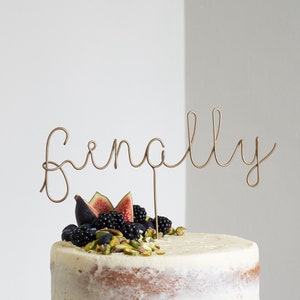 Por último, adorno de pastel de bodas con alambre