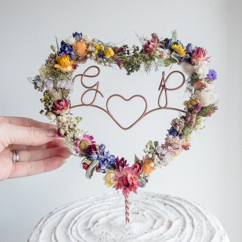 Décoration de gâteau coeur fleurs séchées fleurs sauvages initiales | Décoration de gâteau de mariage personnalisée